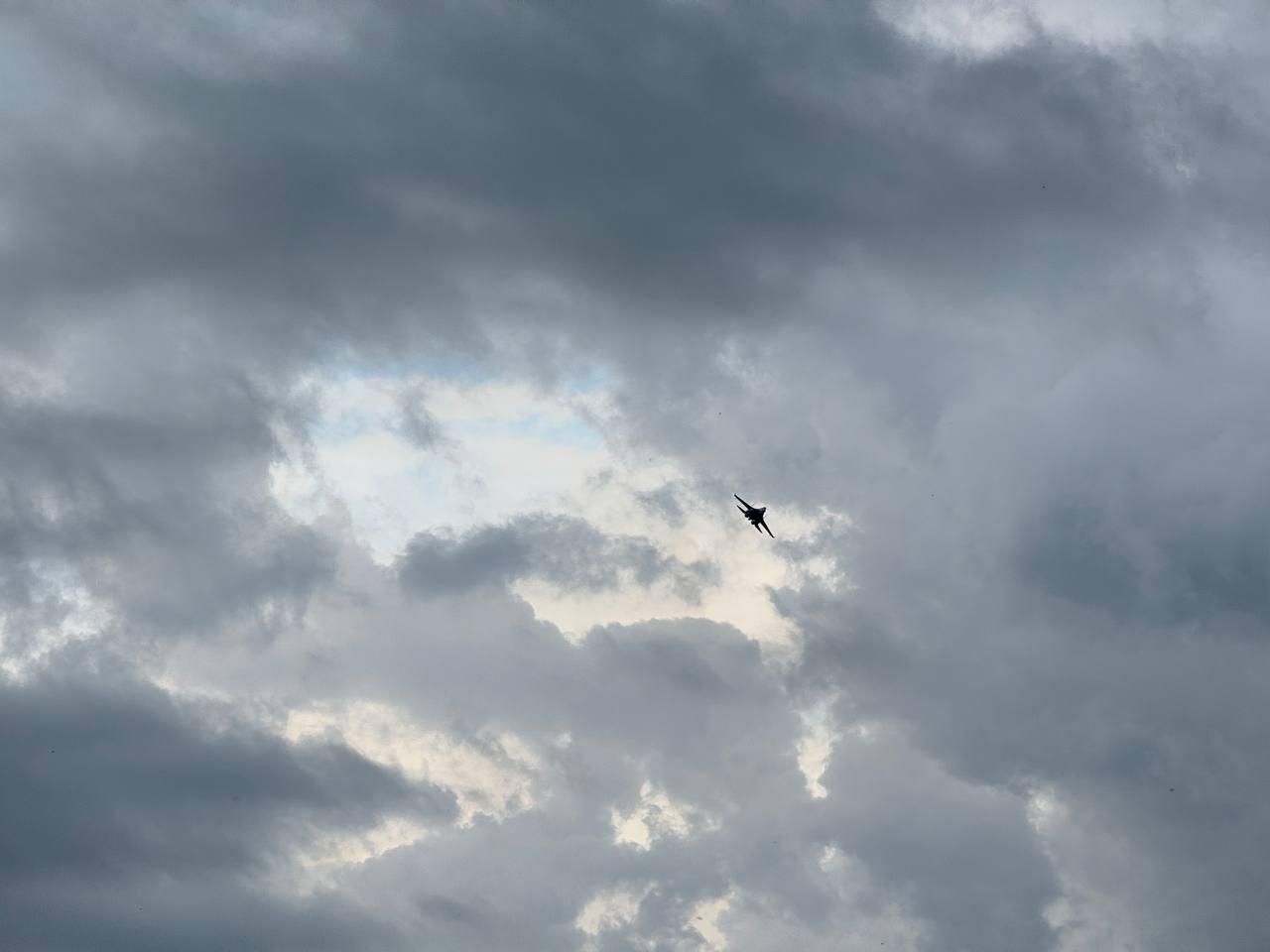 Фото «Встречают как рок-звезд»: Тысячи новосибирцев скандируют «Ура!» на авиашоу в Мочище. ОНЛАЙН 65